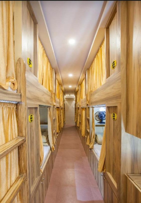 Abza Deluxe Dormitory Мумбай Екстериор снимка
