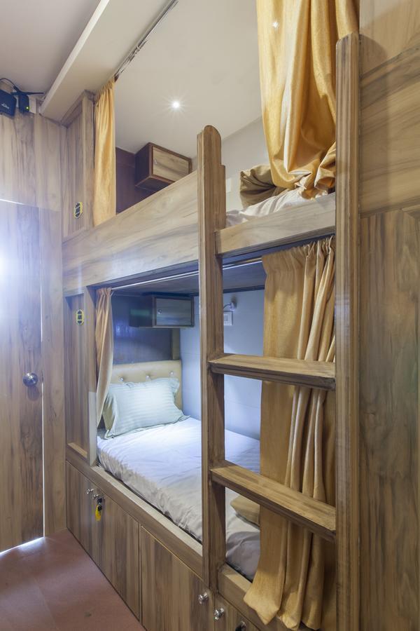 Abza Deluxe Dormitory Мумбай Екстериор снимка