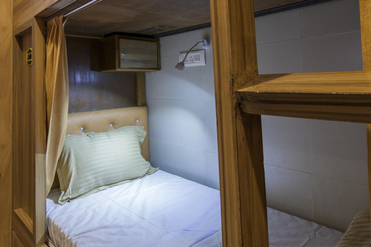 Abza Deluxe Dormitory Мумбай Екстериор снимка