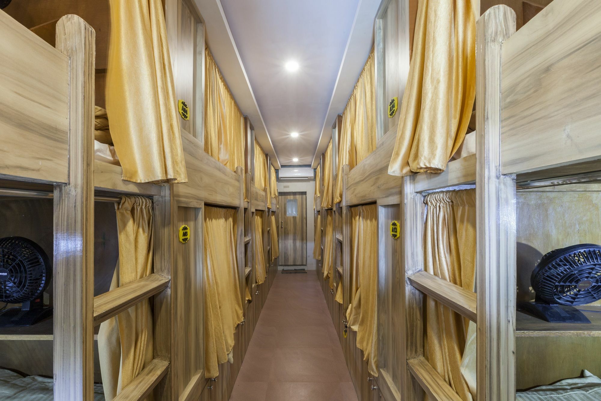 Abza Deluxe Dormitory Мумбай Екстериор снимка